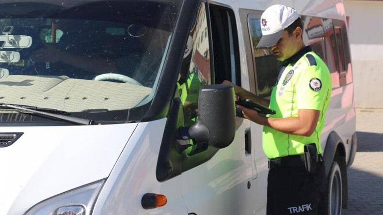 Okulların ilk haftasındaki denetimlerde 126 servis aracı trafikten men edildi