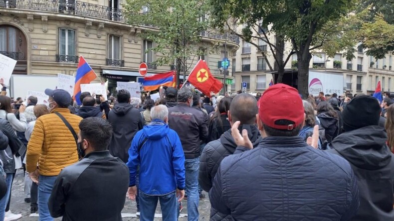 Ermeni protestocular Azerbaycan’ın Paris Büyükelçiliğine saldırdı