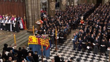 İngiltere Kraliçesi 2. Elizabeth’in cenazesi St. George Şapeli’nde defnedildi