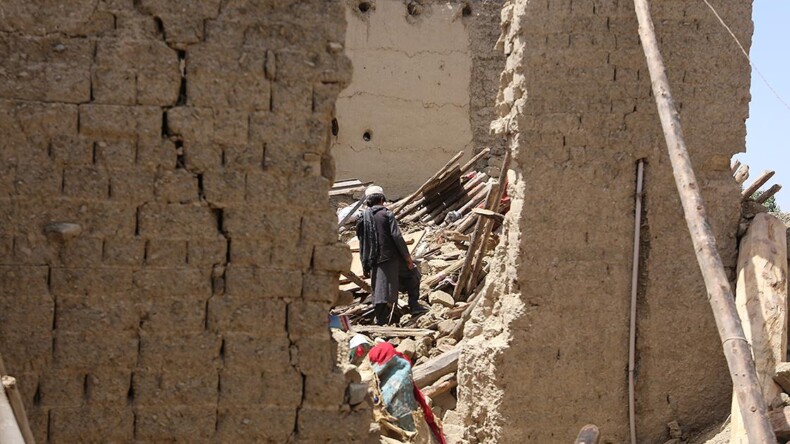 Afgan depremzedeler kış aylarının yaklaşmasıyla soğuktan korunmanın yollarını arıyor