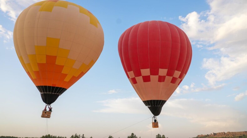 Kapadokya’nın simgesi balonlar Diyarbakır’da Dicle Vadisi’nde yükseldi