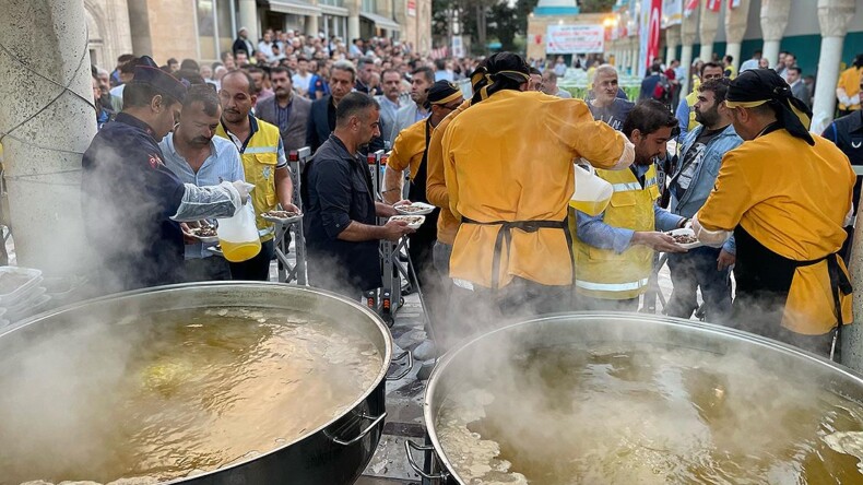 Şanlıurfa’da şafak vakti 10 bin kişiye tirit ikramı