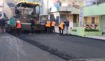 HALİLİYE’DE YOLLAR SICAK ASFALT VE PARKE ÇALIŞMALARIYLA YENİLENİYOR