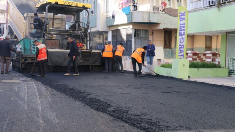 HALİLİYE’DE YOLLAR SICAK ASFALT VE PARKE ÇALIŞMALARIYLA YENİLENİYOR