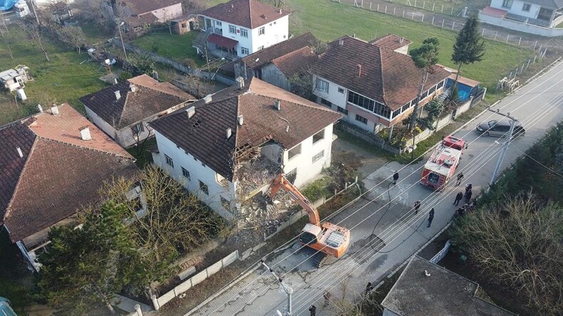 Düzce’de depremin izleri siliniyor