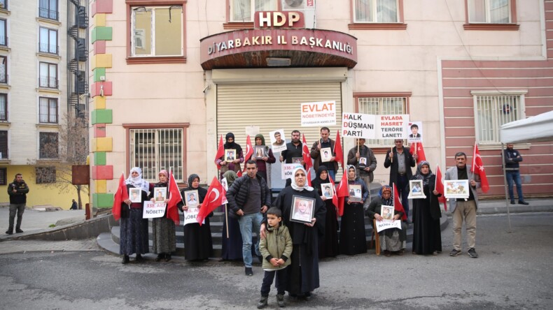 Diyarbakır annelerinin oturma eylemine bir aile daha katıldı