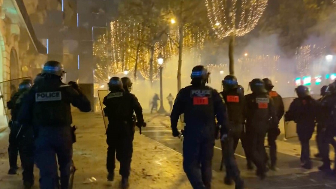 Portekiz'e karşı zaferlerini kutlayan Fas taraftarlarına Fransız polisinden müdahale