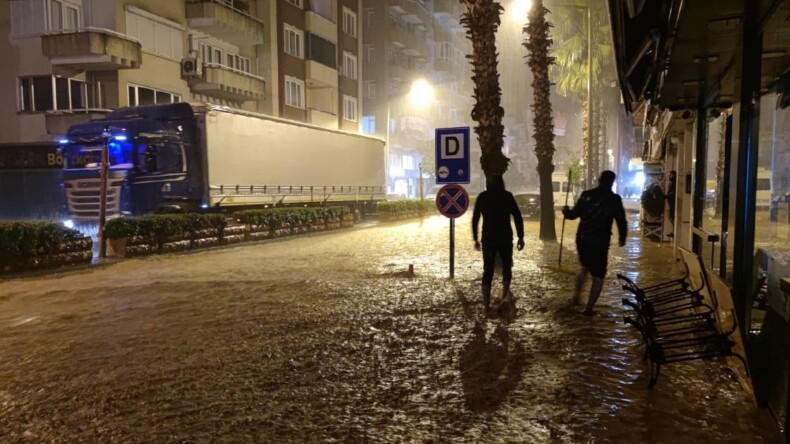 Antalya’da kuvvetli yağış sele neden oldu