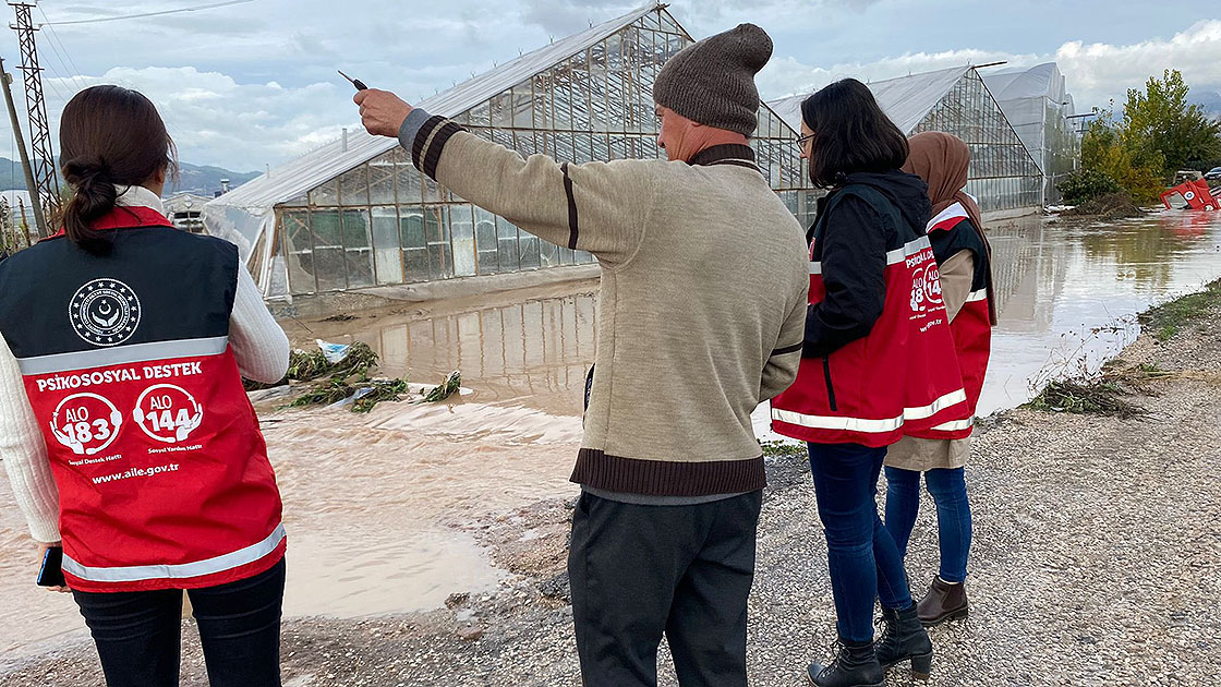 Aile ve Sosyal Hizmetler Bakanlığından Antalya'da selden etkilenenlere destek