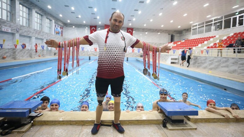 Protezli öğretmenin yetiştirdiği engelli sporcular, yüzmede 42 madalya kazandı