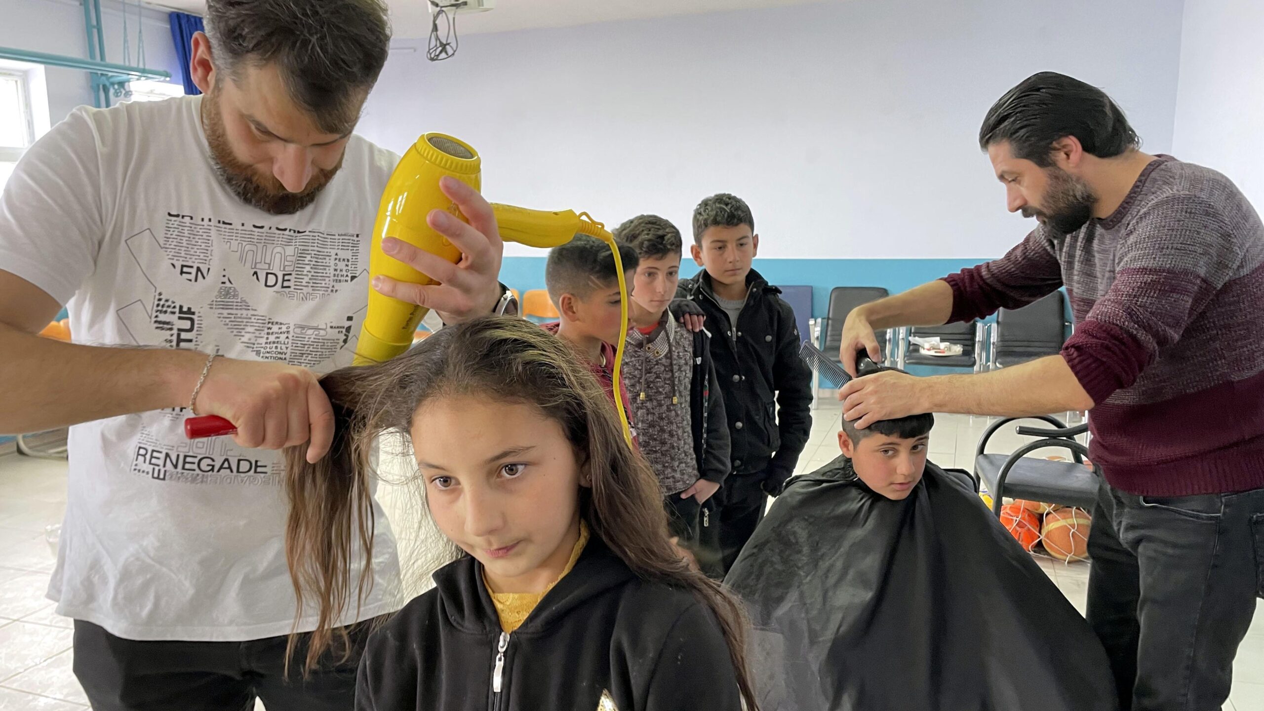 Ardahan'da gönüllüler bu yıl 700 köy çocuğunu canlı müzik eşliğinde tıraş etti