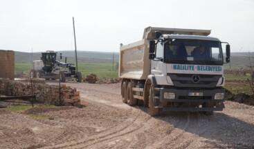 HALİLİYE’DE HUMMALI YOL ÇALIŞMALARI MERKEZ VE KIRSAL MAHALLELERDE SÜRÜYOR