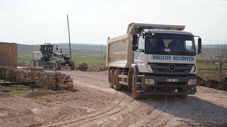 HALİLİYE’DE HUMMALI YOL ÇALIŞMALARI MERKEZ VE KIRSAL MAHALLELERDE SÜRÜYOR