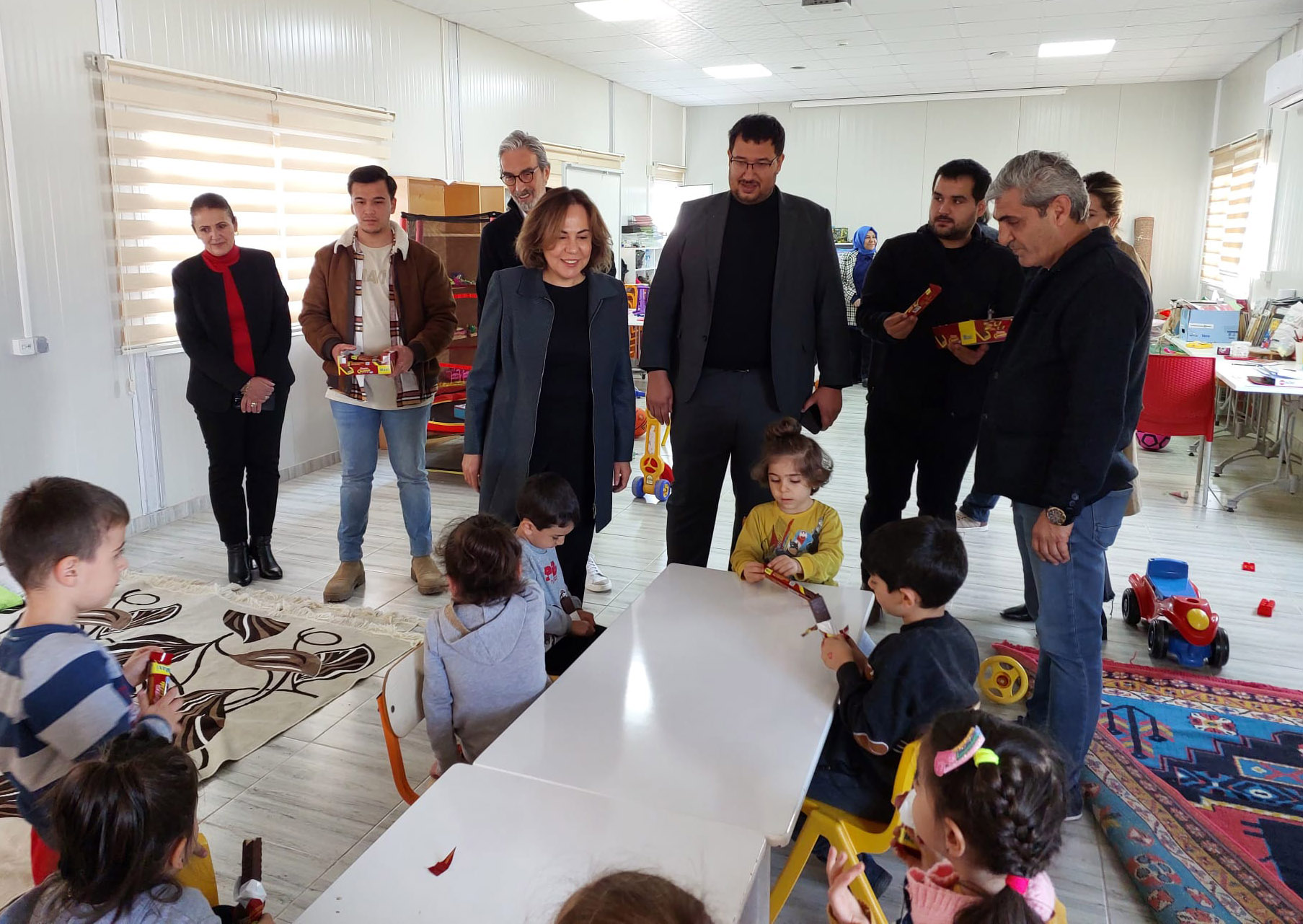 AK PARTİ'Lİ YILMAZ GENÇLİK KAMPINDA DEPREMZEDELERLE (3)