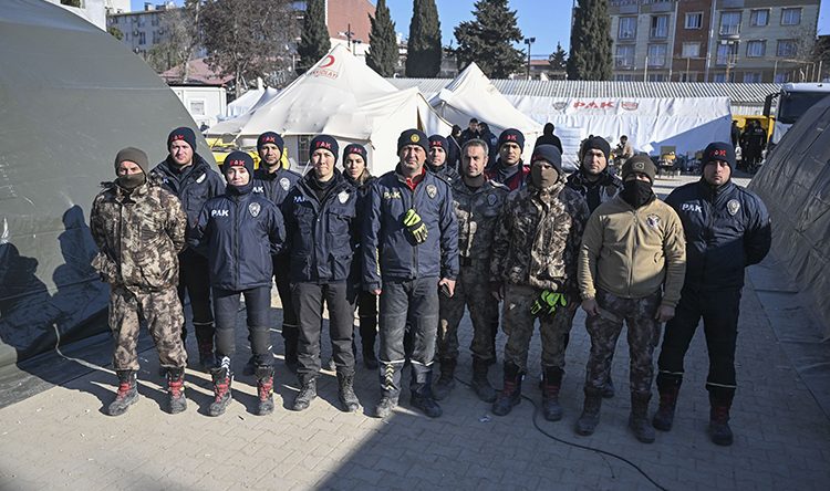 Hatay’a Ulaşan İlk Ekiplerden Polis Arama ve Kurtarma, 73 Kişiyi Enkazdan Sağ Çıkardı