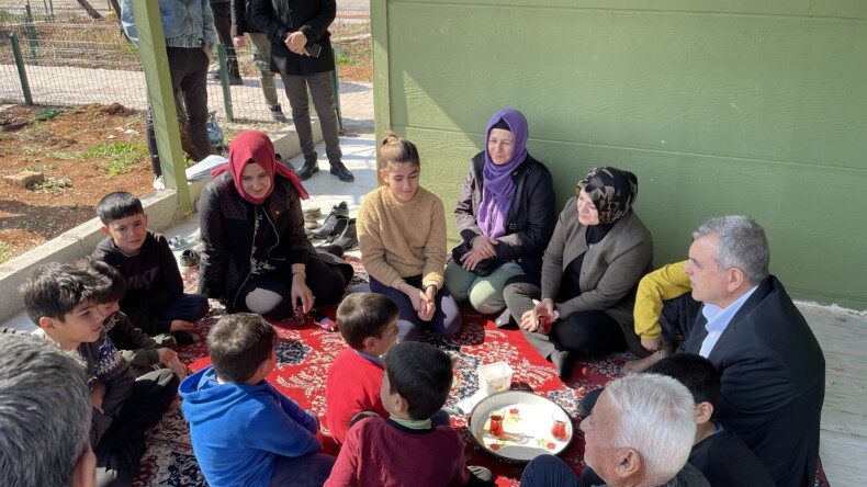 Sula ve Beyazgül, hobi bahçesindeki depremzedeleri ziyaret etti