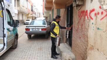 HALİLİYE’DE SICAK YEMEKLER İFTAR ÖNCESİ HANELERE ULAŞTIRILIYOR