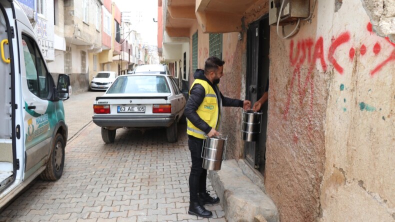 HALİLİYE’DE SICAK YEMEKLER İFTAR ÖNCESİ HANELERE ULAŞTIRILIYOR