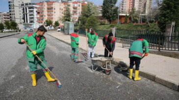 KARAKÖPRÜ’DE ÇAMURLU YOLLAR KÖŞE BUCAK TEMİZLENİYOR