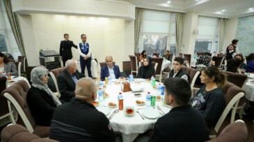 Depremzedelere Polisevinde iftar yemeği verildi