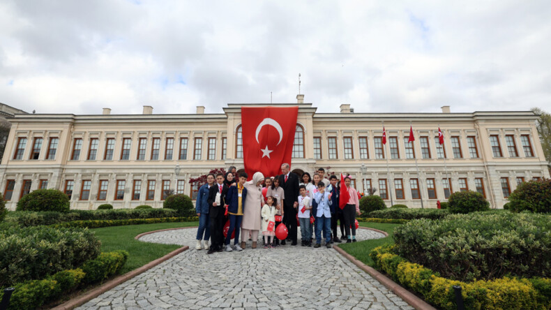 TCG Anadolu, Cumhurbaşkanı Erdoğan’ı selamladı