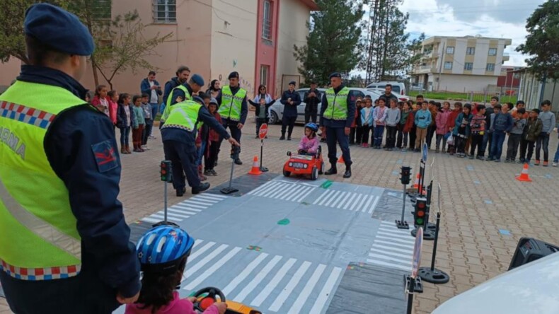 Jandarma trafik öğrencilere eğitim verdi