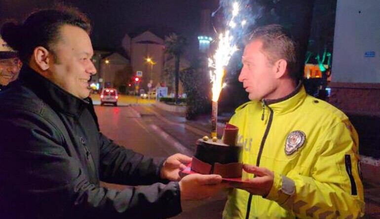 Denetim Yapan Polis Ekiplerine Pastalı 10 Nisan Sürprizi