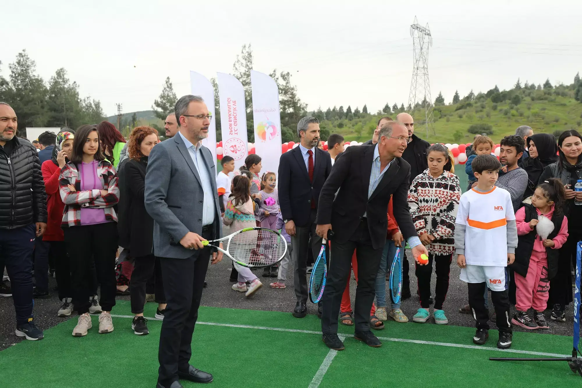 u-depremzede-cocuklarla-tenis-oynadi-1
