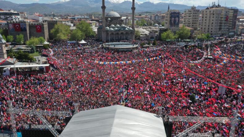 “Türkiye’yi dünyanın en büyük 10 ekonomisinden biri yapana kadar durmadan çalışacağız”