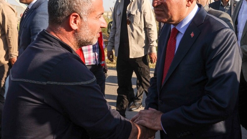 BAKAN BOZDAĞ, SULAMA KANALINDAKİ ÇALIŞMALARI YERİNDE İNCELEDİ