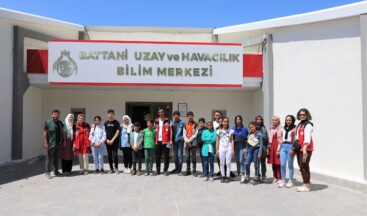 ÇOCUKLAR BİLİM MERKEZİNDE UZAY BİLİMLERİ VE TEKNOLOJİYLE TANIŞIYOR