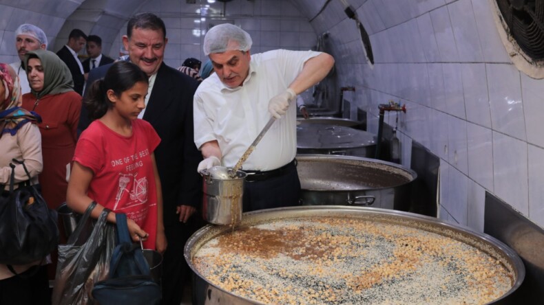 Başkan Beyazgül, Aşevinde Aşure Dağıtımına Katıldı