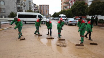 KARAKÖPRÜ’DE YAĞIŞ SONRASI ÇAMURLU YOLLAR TEMİZLENİYOR