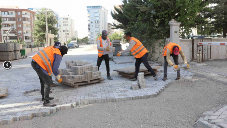 KARAKÖPRÜ’DE ÜSTYAPI ÇALIŞMALARIYLA YOLLAR YENİLENİYOR