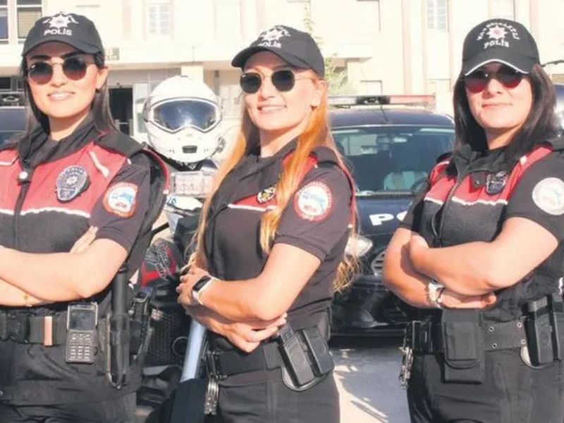 Kadın Yunus Polisler Huzurun Teminatı