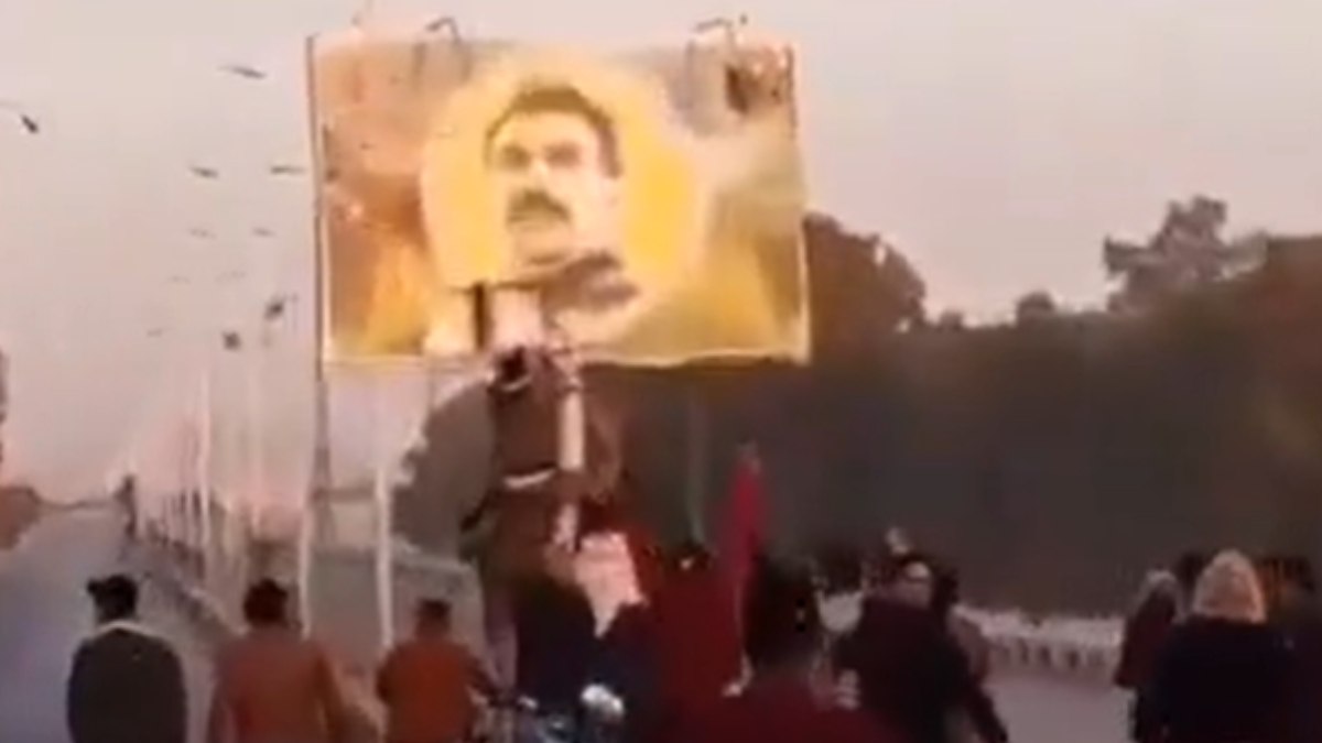 Suriye Rakka'da muhalifler Öcalan posterlerini yırttı