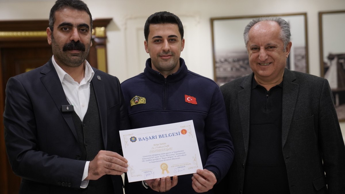 Diyarbakır'da cesur itfaiyeci ve arkadaşlarına başarı belgesi