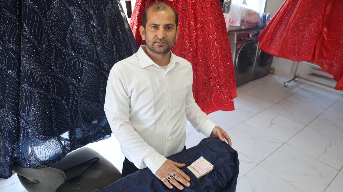 Hatay'da kuru temizlemeci yıkadığı ceketin cebinde desteyle para buldu