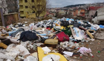 İstanbul Üsküdar’da mahalleli moloz ve çöp yığınlarına isyan etti