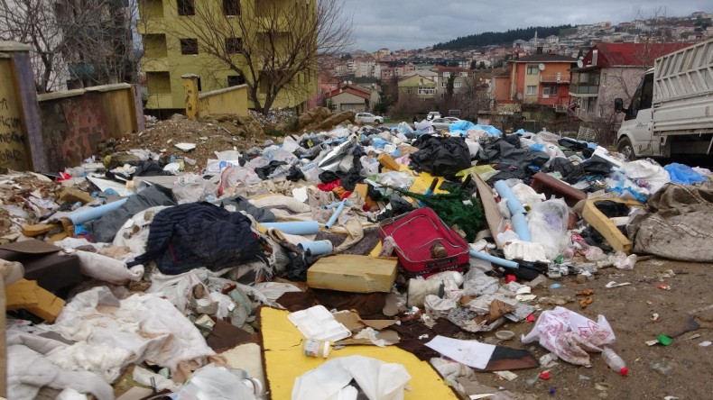 İstanbul Üsküdar’da mahalleli moloz ve çöp yığınlarına isyan etti