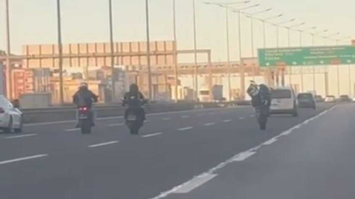 İstanbul'da motosikletli gençler trafiği tehlikeye düşürdü