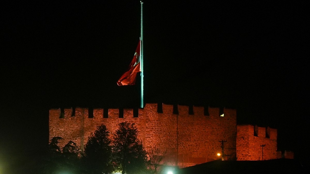 Milli yas ilanının ardından Türkiye'de bayraklar yarıya indirildi