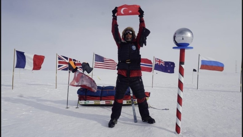 Türk bayrağı açıp, İstiklal Marşı okudu