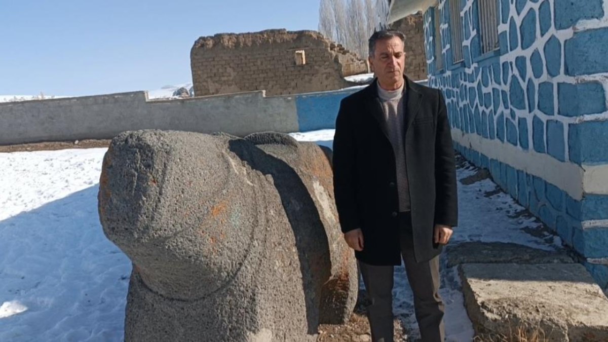 Van'da tarihi eser at heykeli eski muhtara zimmetlendi