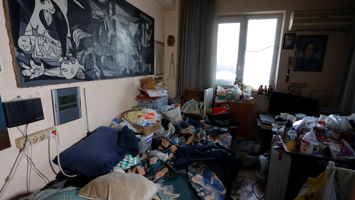 Antalya'da çöp ev vakası: 2 kamyon atık çıktı