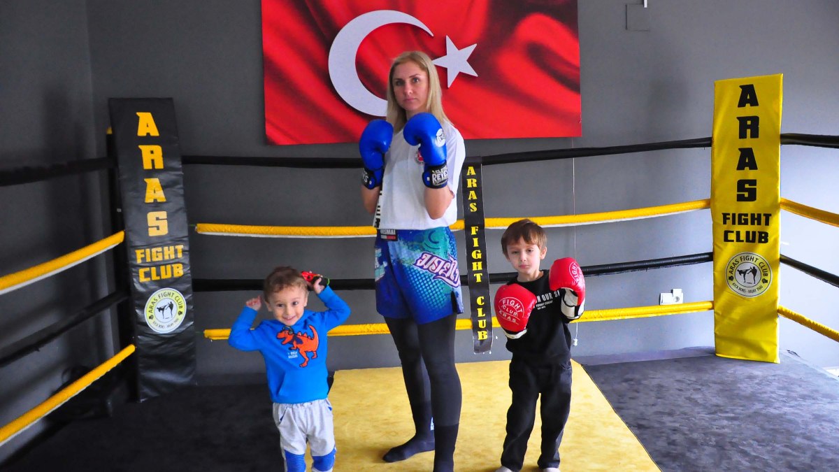 Manisa'da çocukları için tekrar kick boksa başlayan anne