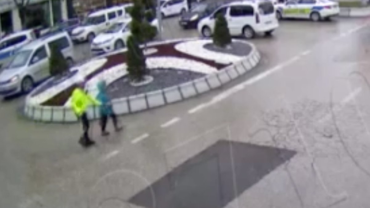 Afyonkarahisar'da polis memurundan yürek ısıtan şefkat örneği