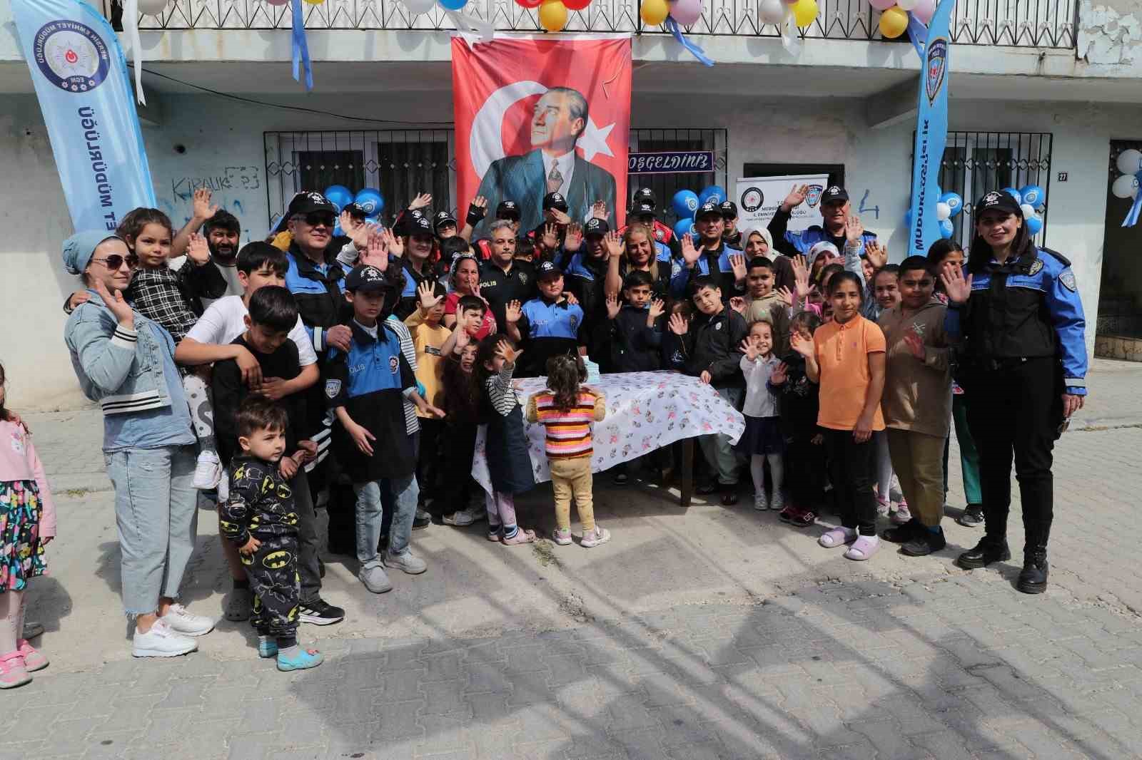 MERSİN POLİSİNDEN 9 YAŞINDAKİ BAHRİ'YE SÜRPRİZ DOĞUM GÜNÜ KUTLAMASI