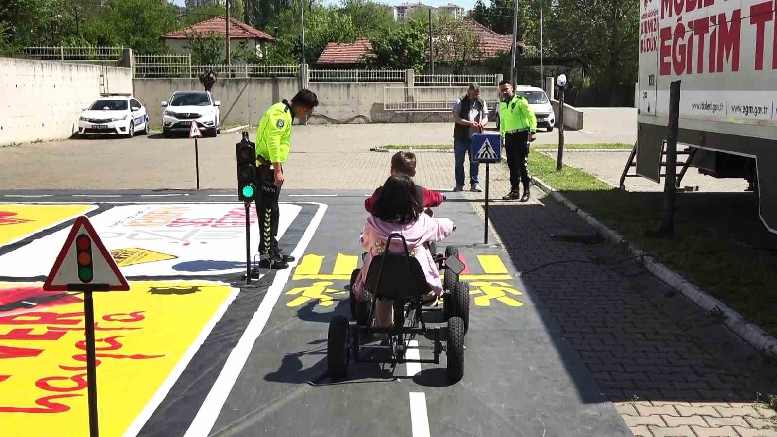ÖĞRENCİLER TRAFİK KURALLARINI BU TIRDA ÖĞRENİYOR