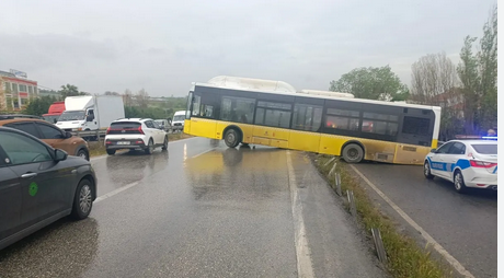 Büyükçekmece’de Korkutan Kaza: İETT Otobüsü Bariyere Çarpıp Savruldu